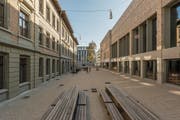 Frisch saniert und um einen Neubau ergänzt: Blick in den Innenhof des Schulhauses St. Leonhard. (Bild: Hanspeter Schiess)
