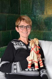 Petra Kohler hält den Julbock in ihren Händen. Er bewacht in Schweden den Weihnachtsbaum vor bösen Geistern. (Bild: Timon Kobelt)