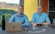 Joel (links) und Marc Hutter in ihrem Sitzungszimmer, dem Wintergarten zuhause.Bild: Chris Eggenberger