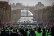 Die Polizei versucht, die Gelbwesten auf den Pariser Champs-Élysées in Schach zu halten. (Bild: Chris McGrath/Getty (8. Dezember 2018))