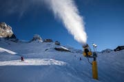 Eine Schneekanone ist im Titlis-Gebiet im Einsatz. (Bild: Alexandra Wey/Keystone (12. Dezember 2018))