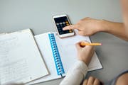Eine angehende Lehrerin hilft der Zehnjährigen bei den Hausaufgaben in Mathematik. (Bild: Dinoco Greco/PhotoAlto)