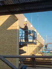 Die Holzbauarbeiten beim kantonalen Logistikzentrum kommen planmässig voran. Bis Weihnachten ist der Holzbau, der zu einem grossen Teil aus Obwaldner Holz besteht, fertig. (Bild: PD)