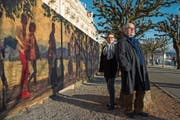 Monika Sigrist und Gabor Fekete vor der von ihnen gestalteten Bretterwand vorm Hotel Palace in Luzern. (Bild: Dominik Wunderli (Luzern, 12. Dezember 2018))