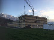 Der Holzbau des Logistikzentrums Kägiswil ist bis Weihnachten fertig, im Januar 2019 werden die Fassadenelemente montiert. (Bild: PD)