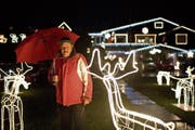 Die Weihnachtsbeleuchtung von Ernst Häusler an der Wilbrunnenstrasse in Unterägeri erstreckt sich über rund 2000 Quadratmeter von seinem Haus bis an den See. (Bild: Maria Schmid (Unterägeri, 9. Dezember 2018))