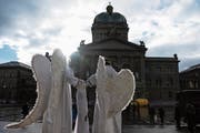 «Klimaengel» vor dem Bundeshaus im Rahmen einer Veranstaltung der Klima-Allianz Schweiz. (Bild: Peter Schneider/Keystone (Bern, 10. Dezember 2018))