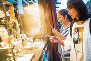Chinesische Touristinnen bestaunen in Zermatt Luxusuhren in einem Schaufenster. Bild: Stefan Bohrer/EQ Images (5. August 2015)