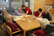 Aktivierungstherapeutin Valeria Arnold (links) und Andrea Indergand, Fachfrau aktivierende Betreuung, lackieren am «Beautiy» Nachmittag die Fingernägel der Bewohnerinnen. (Bild: Paul Gwerder, Erstfeld, 14. Dezember 2018)