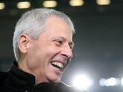 Lucien Favre sieht man in den letzten Wochen öfter lachen als auch schon (Bild: KEYSTONE/EPA/FRIEDEMANN VOGEL)