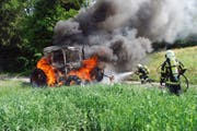 In Grosswangen brannte im Juni ein Traktor vollständig aus. Der Fahrer konnte sich grade noch retten. (Bild: PD)