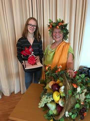 Nadine Hutter bekommt ihren Preis von Glücksgöttin Fortuna, dargestellt von Regula Steinmann, der Präsidentin des Lateinischen Kulturmonats. (Bild: pd)