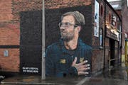 Liverpool-Trainer Jürgen Klopp prangt überdimensional auf einer Hauswand mitten in der Stadt Liverpool. (Bild: Paul Ellis/AFP (10. Dezember 2018))