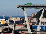 Der letzte verbliebene Lastwagen auf der eingestürzten Morandi-Brücke in Genua ist entfernt, nun wird die Baustelle für den Abriss der Brückenreste eingerichtet. Ziel ist eine komplett neue Brücke bis Ende 2019. (Bild: KEYSTONE/AP/ANTONIO CALANNI)