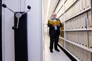 Ignaz Civelli, Leiter des Staatsarchivs Zug, mit den Akten über fürsorgerische Zwangsmassnahmen, die aufgearbeitet werden sollen. (Bild: Werner Schelbert (17. Februar 2017))