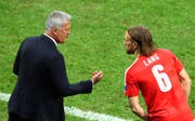 Auch in der Nationalmannschaft eine Stütze: Lang im Gespräch mit Vladimir Petkovic. (Bild: ap)