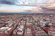Ort für Mutproben und Fluchtwege: Mexico Citys Dächerlandschaft steht für die Parallelwelt, in welcher der junge Romanheld Juan Guillermo lebt. (Bild: Getty)