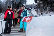 Sportpsychologe Hanspeter Gubelmann (links) besichtigt zusammen mit Studierenden und dem ehemaligen Schanzenchef Patrick Emmenegger (Zweiter von rechts) die Schanze.(Bild: Philipp Schmidli (Engelberg, 15. Dezember 2018))
