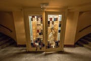 212 Päckli für Palace-Besucher: Weihnächtliche Kunstinstallation von Felix Stöckle im Schaukasten des Kulturlokals. (Bild: Hanspeter Schiess)
