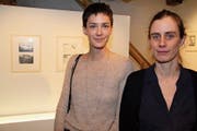 Auch Esther Mathis (links) und Annemarie Oechslin stellen ihre Werke im Talmuseum Ursern aus. (Bild: Paul Gwerder Andermatt, 15. Dezember 2018))