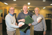 Das Podest der 12. Zentralschweizer Jassmeisterschaft: Beat Betschart (Mitte) gewinnt vor Josef Stocker (rechts) und Hans-Peter Rölli. (Bild: Corinne Glanzmann (Hochdorf, 16. Dezember 2018))