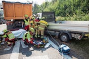 Die Freiwillige Feuerwehr Zug im Einsatz als Stützpunktfeuerwehr bei einem Verkehrsunfall. (Bild: PD/FFZ)