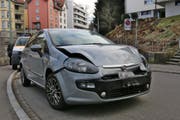Blechschaden: Beim Auffahrunfall auf der Teufener Strasser entstand ein Sachschaden in mittlerer Höhe. (Bild: Stapo St.Gallen)