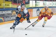 Hat sich beim EV Zug durchgesetzt: Sven Senteler (links) gegen Langnaus Larri Leeger. (Bild: Daniela Frutiger/Freshfocus (Zug, 19. Oktober 2018))