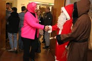 Religionstreffen in Rosa, Rot und Braun: Muslima trifft auf Samichlaus und Schmutzli. (Bild: Christof Lampart)