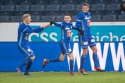 Ruben Vargas (Mitte) jubelt zusammen mit Marvin Schulz (links) und Pascal Schürpf. Bild: Urs Flüeler / Keystone (Luzern, 16. Dezember 2018))