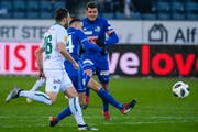 Mit Hochgeschwindigkeitsfussball zur 2:0-Führung gegen St. Gallen: FCL-Rechtsaussen Ruben Vargas (Mitte) trifft mit dem linken Fuss. (Bild: Martin Meienberger/Freshfocus (Luzern, 16. Dezember 2018))