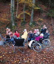 Ergotherapie-Studentinnen und Bewohner des Tobler Alterszentrums Sunnwies geniessen ihren Ausflug in den Wald. (Bild: ZVG)