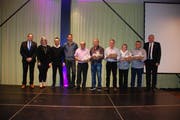 Pensionierte Dätwyler Cabling Solutions AG; von links nach rechts: Urs Janssen (Managing Director Europe), Janine Scheiber (Personalleiterin), Sadi Derinde (Vertreter PV), Josef Hauser (Vertreter PV), Leandro Perez, Karl Gisler, Jakob Arnold, Brigitte Inderkum, Ivo Hrgic und Johannes Müller, CEO. (Bild: PD)