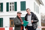 Stiftungsrat Toni Trottmann und Geschäftsleiter Tobias Arnold vor dem Gebäude, das umgebaut wird. (Bild: Stefan Kaiser (Hagendorn, 10. Dezember 2018))