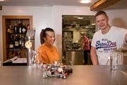 Die Küche ist chinesisch, die Atmosphäre schweizerisch. Melody und Thomas Schenk im neu eröffneten «Klösterli». Bild: Corinne Glanzmann (Malters, 14. Dezember 2018)