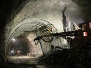 Kirchenwaldtunnel Nordröhre, Blick in Richtung Norden: Profilaufweitung kurz vor der Kirchenwaldtunnel Nordröhre, rechts wird später der Verbindungstunnel zur A8 ausgebrochen. (Bild: PD/Lombardi, 25. Januar 2007)