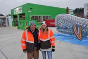 Karin und ihr Vater Albert Bertschi freuen sich in Muri über das dritte Recycling-Paradies im Kanton Aargau. (Bild: Eddy Schambron (15. Dezember 2018))