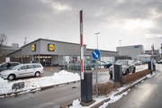 Bei einigen Läden oft zu sehen: Die Schranken zu den Parkplätzen bleiben den ganzen Tag geöffnet, wie hier bei Lidl an der Lerchenfeldstrasse. Das ist nicht erlaubt. (Bild: Ralph Ribi/17. Dezember 2018)