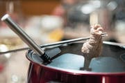 Beim Fondue chinoise sollte das Fleisch – vor allem Geflügel – immer gut durch sein. (Bild: Peter Schneider/KEY)