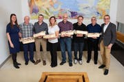 Jubilare Dätwyler Sealing Solutions; von links nach rechts: Sarah Rüst (Personalleiterin), Paul Epp, Urban Gisler, Arzu Cil, Peter Megnet, Adelrich Zgraggen, Giovanni Migliucci und Alois Gisler (Werksleiter Schattdorf). (Bild: PD)