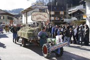 Der Fasnachtsumzug in Gähwil – im Bild der Wagen des örtlichen Männerchors – lockt alle zwei Jahre viel Publikum an. So war es auch 2018. (Bild: Beat Lanzendorfer)