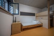 Eine Einzelzelle im neuen Erweiterungsbau der JVA Grosshof in Kriens. (Bild: Pius Amrein, 16. November 2017)
