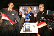 Der Kirchenwaldtunnel A2 und der Verbindungstunnel auf die A8 wurden vor 10 Jahren mit einem Festakt eröffnet. Jürg Röthlisberger, Vizedirektor beim Bundesamt für Strassen, Lisbeth Gabriel, Regierungsrätin NW, Baudirektion und Hans Matter, Regierungsrat OW, Baudirektion durchtrennen das Band (v.l.n.r.). (Bild: Manuela Jans, Stansstad, 18. Dezember 2008)