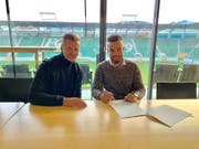 Nicolas Lüchinger (rechts) bei der Vertragsunterzeichnung mit Sportchef Alain Sutter. (Bild: pd)