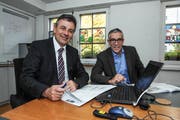 Gemeindepräsident Kurt Baumann und Schulpräsident Urs Schrepfer an einer Pressekonferenz. Die Sirnacher Kommunikationspolitik erhielt in einer repräsentativen Befragung Bestnoten. (Bild: Olaf Kühne)