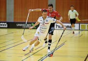 Der Zuger Steven Fiechter am Ball, verfolgt von Paolo Riedi (Chur). (Bild: Stefan Kaiser (Zug, 15. Dezember 2018))