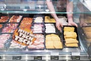 Blick in die Fleischtheke in einem Coop-Laden. (Bild: Gaetan Bally/Keystone (Seewen, 15. Mai 2018))