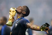 Frankreichs Paul Pogba feiert den Titel. (Bild: Natacha Pisarenko/AP (Moskau, 15. Juli 2018))