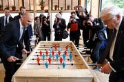 Bundespräsident Alain Berset, links, und der deutsche Bundespräsident Frank-Walter Steinmeier spielen Tischfussball. (Keystone/Peter Klaunzer (Freiburg, 26. April 2018))