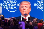 Forums-Teilnehmer verfolgen am WEF Anfang dieses Jahres den Auftritt von US-Präsident Donald Trump. (Bild: Gian Ehrenzeller/Keystone; 26. Januar 2018)